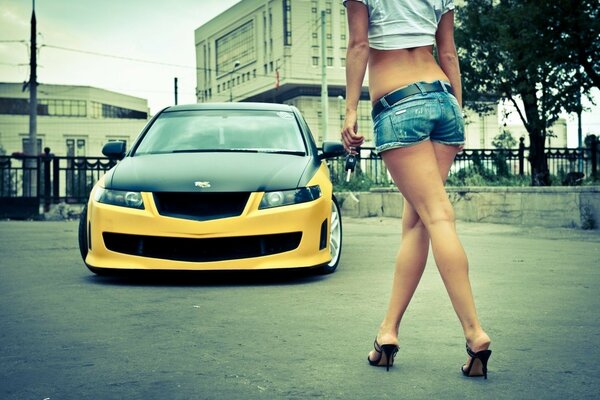 Coche amarillo y chica al aire libre