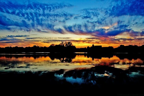 Il tramonto cupo si riflette nell acqua