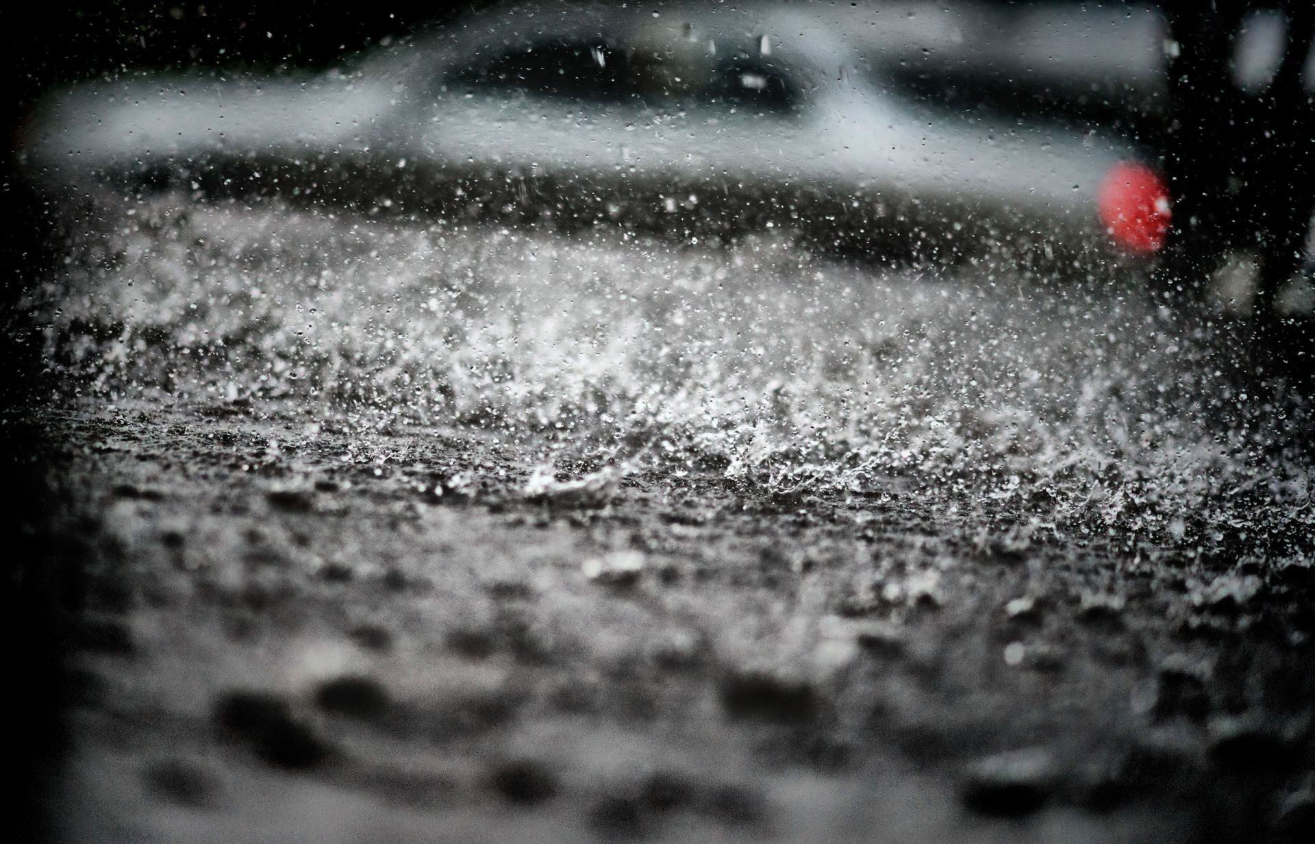 gotas y agua lluvia oscuro agua abstracto calle mojado tormenta