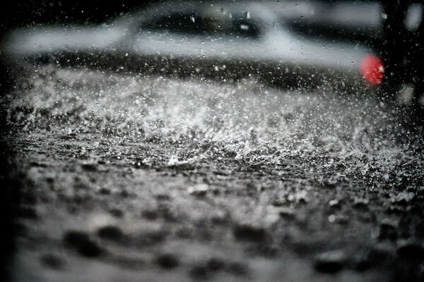 Schmutzige Wassertropfen auf der Straße