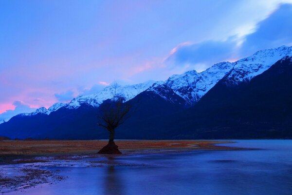 Coucher de soleil au sommet des montagnes et magnifique rivière