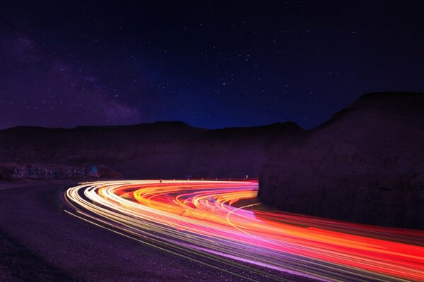 Autostrada luminosa al crepuscolo notturno