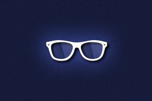 蓝色表面上的白色眼镜