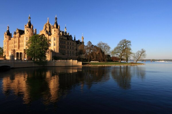 Hermoso castillo a orillas del río