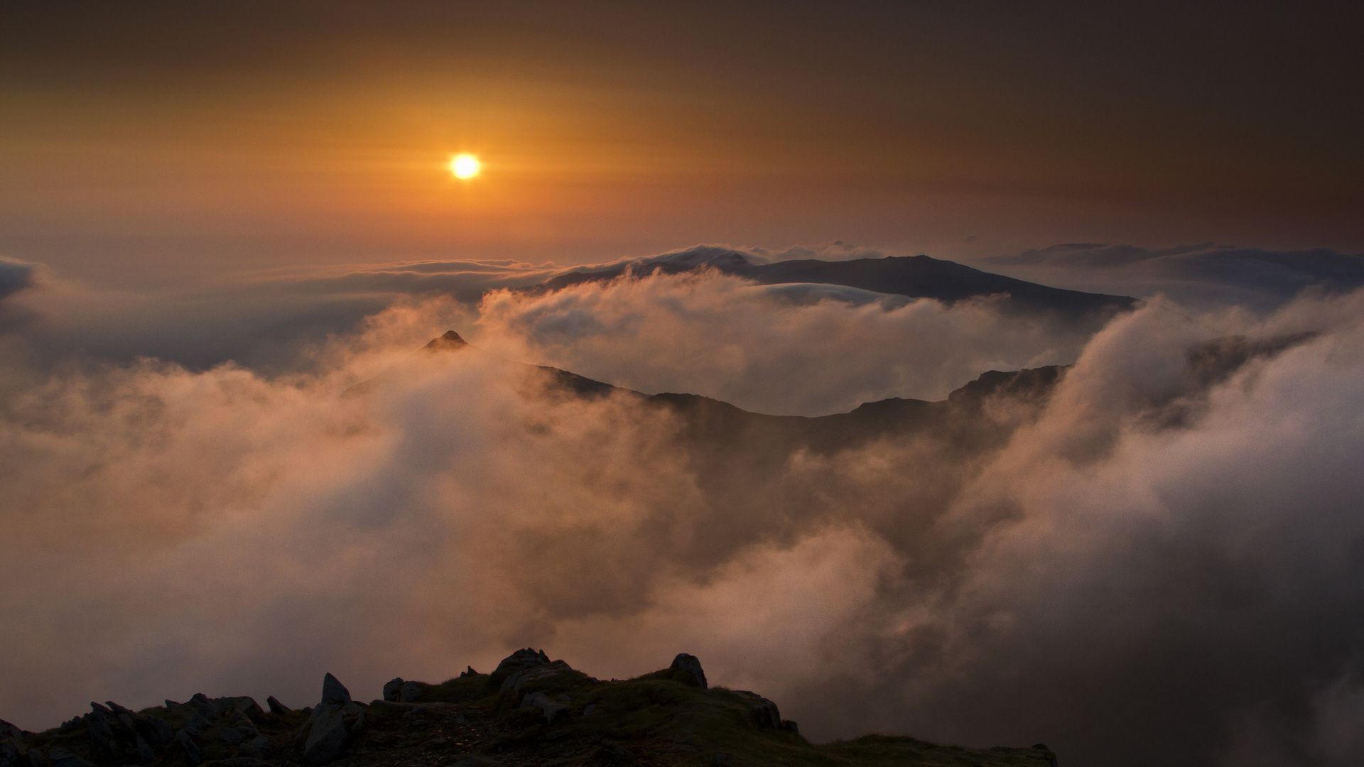 montagnes coucher de soleil aube tempête ciel paysage soleil brouillard soir montagnes crépuscule voyage nature dramatique pluie nuage eau