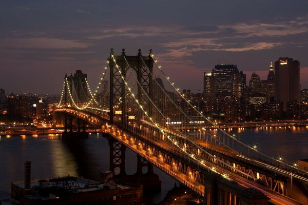 Ponte urbana sobre o rio com iluminação