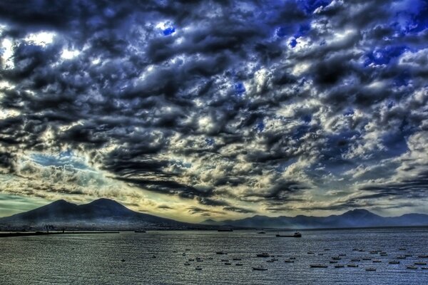 Unglaublicher Himmel über dem Meer