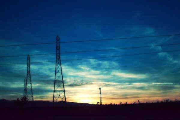 Centrali elettriche contro il cielo al tramonto