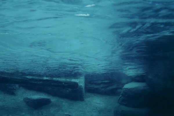 الحجارة والألواح العميقة تحت الماء