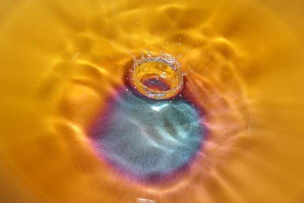 Goutte dans la mer ou une flaque d eau