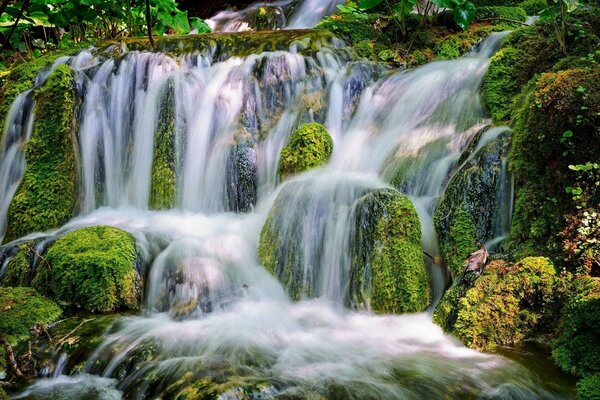 Molti flussi d acqua creano una cascata magica