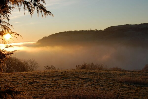 Paesaggio serale. Tramonto in montagna