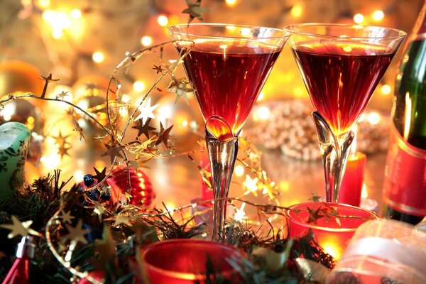 كأسين من النبيذ على طاولة العام الجديد