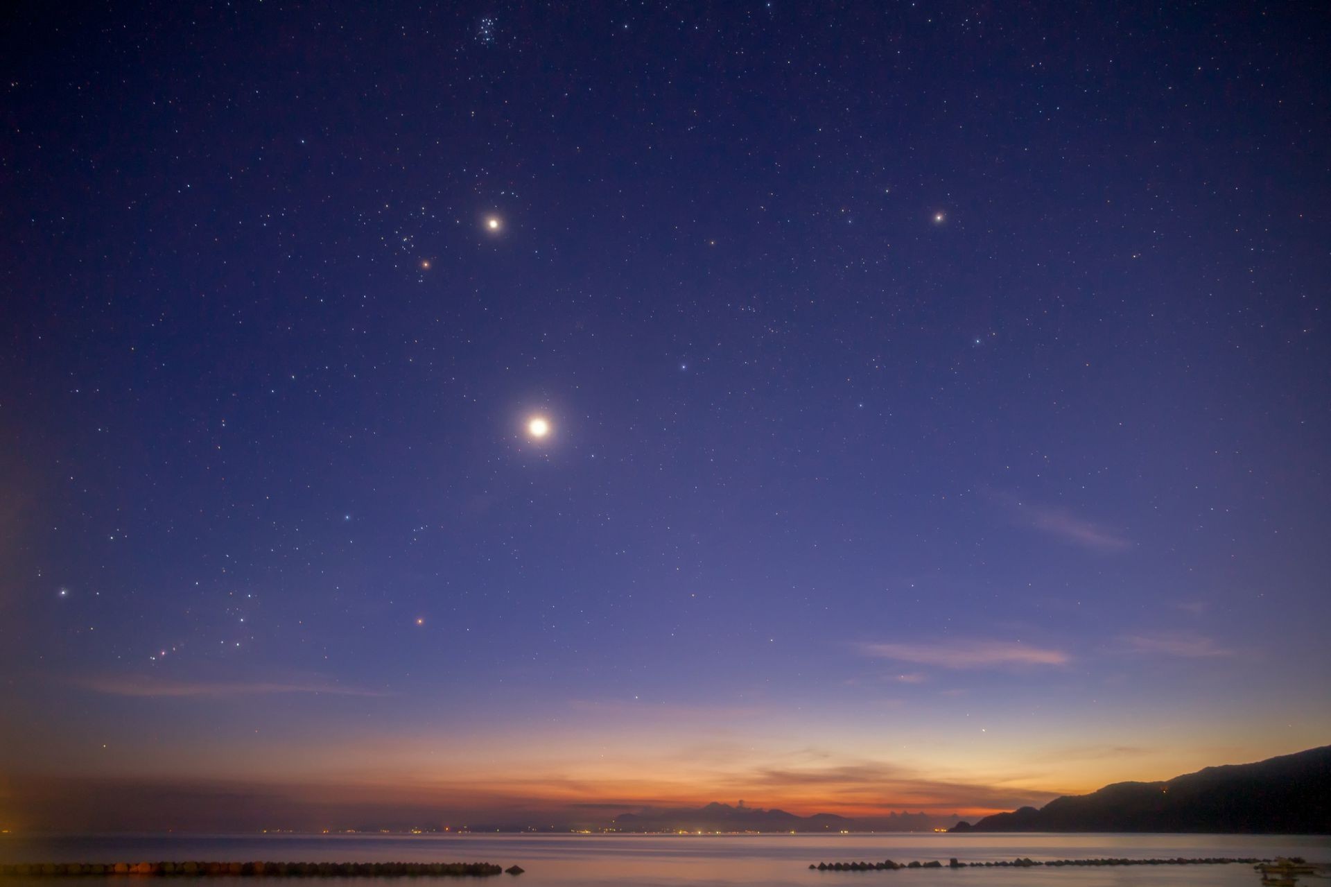 nuit crépuscule du soir crépuscule du soir lune astronomie ciel soleil crépuscule soir coucher de soleil espace galaxie eau mer aube sombre exploration constellation nature paysage