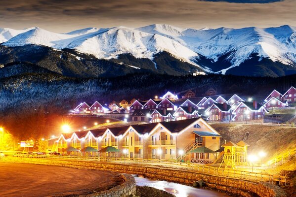 Acogedoras casas en el fondo de las montañas cubiertas de nieve