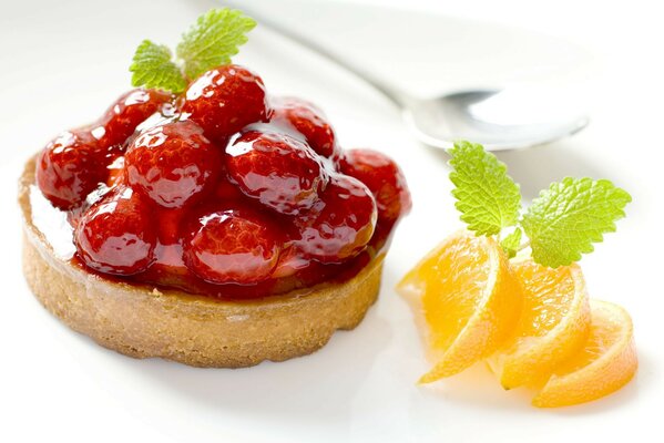 Süßer Kuchen mit Himbeeren und Marmelade