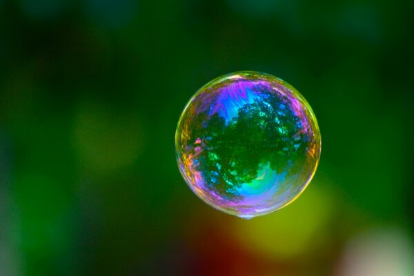 Burbuja de jabón iridiscente transparente