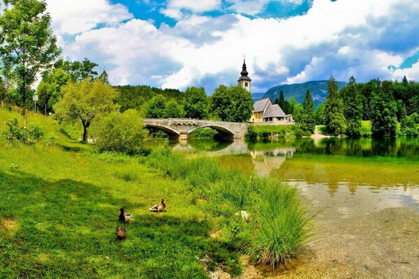 Castelo nas montanhas em um dia de Verão