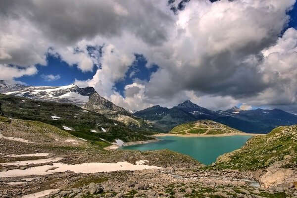 Montagnes pierres baie pied neige nuages