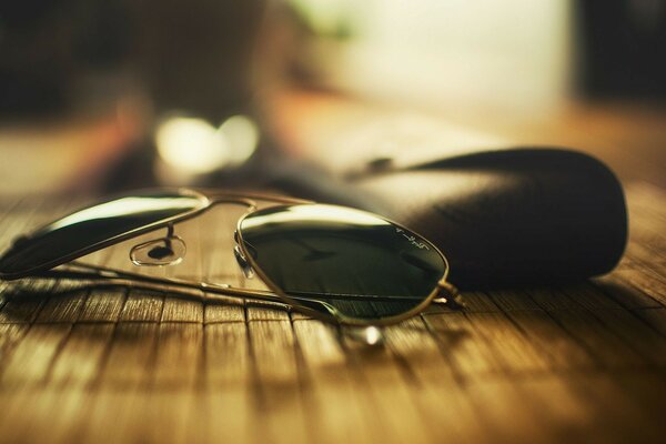 Naturaleza muerta con gafas en una mesa de madera