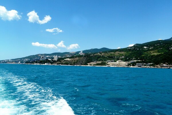 Vague du bateau allant au rivage