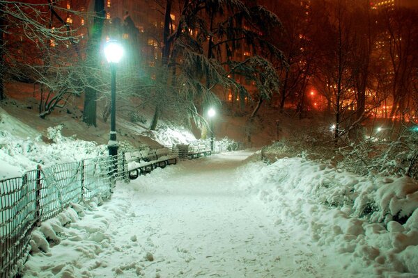 Inverno freddo. Luce delle lanterne nella città di notte