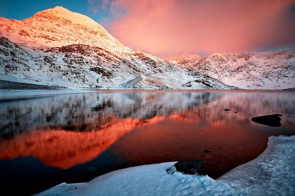 Hermoso paisaje. Lago. Montaña. Nieve