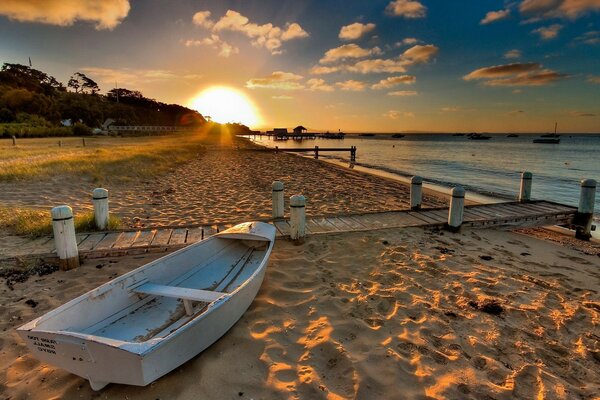 Coucher de soleil d été au bord de la mer