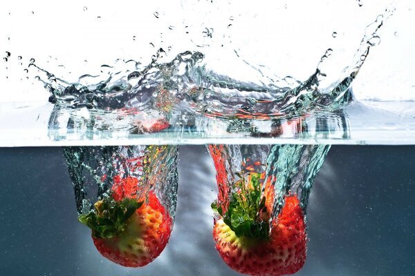 Mit einem Spritzer Erdbeeren ins Wasser fallen