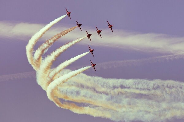 Desfile de aviones militares en el cielo