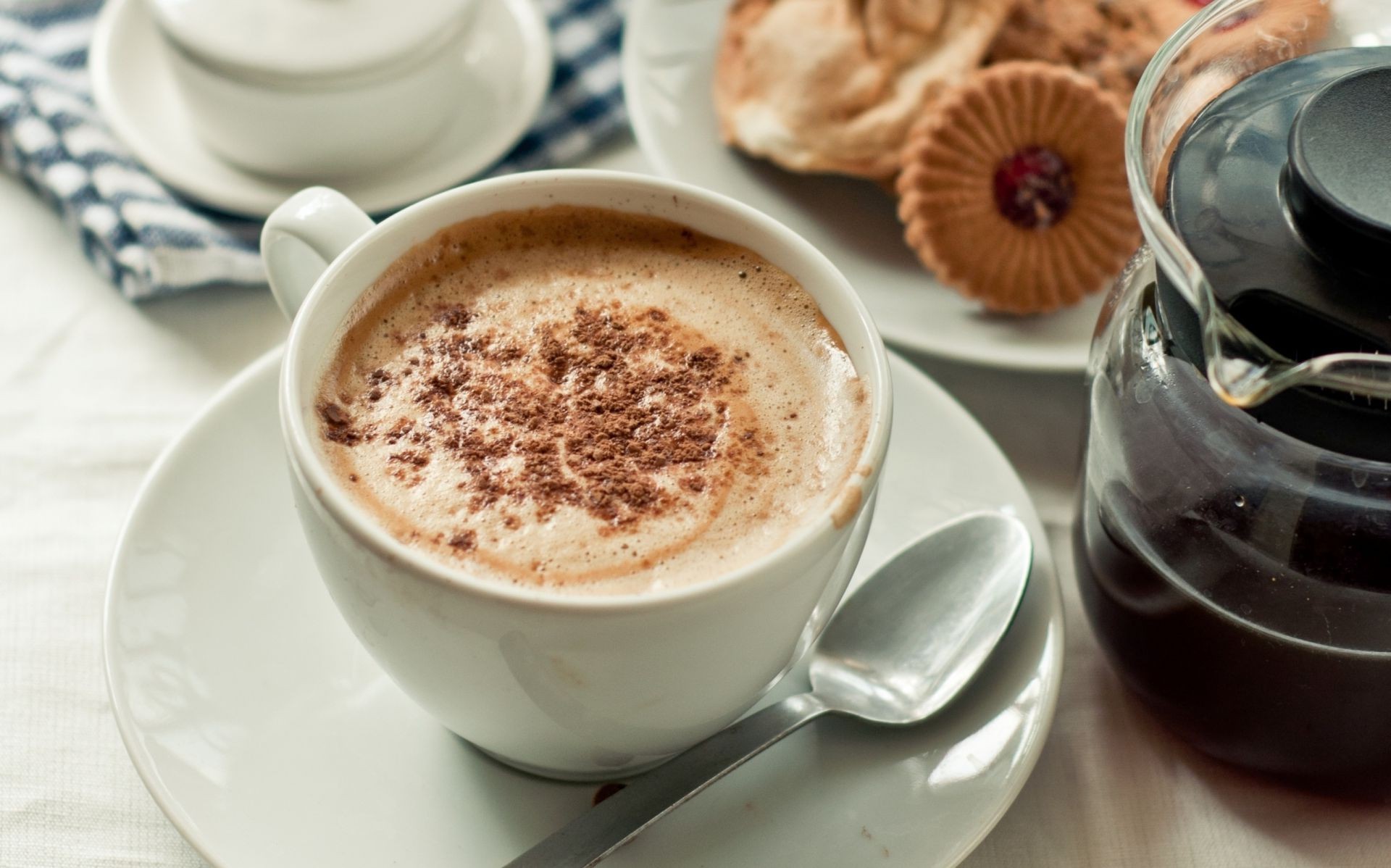 caffè espresso tazza cappuccino colazione caffeina caldo alba bere latte crema cibo tazza schiuma tavolo cioccolato zucchero piattino delizioso