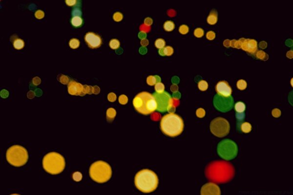 Bolas de colores de Navidad en la oscuridad