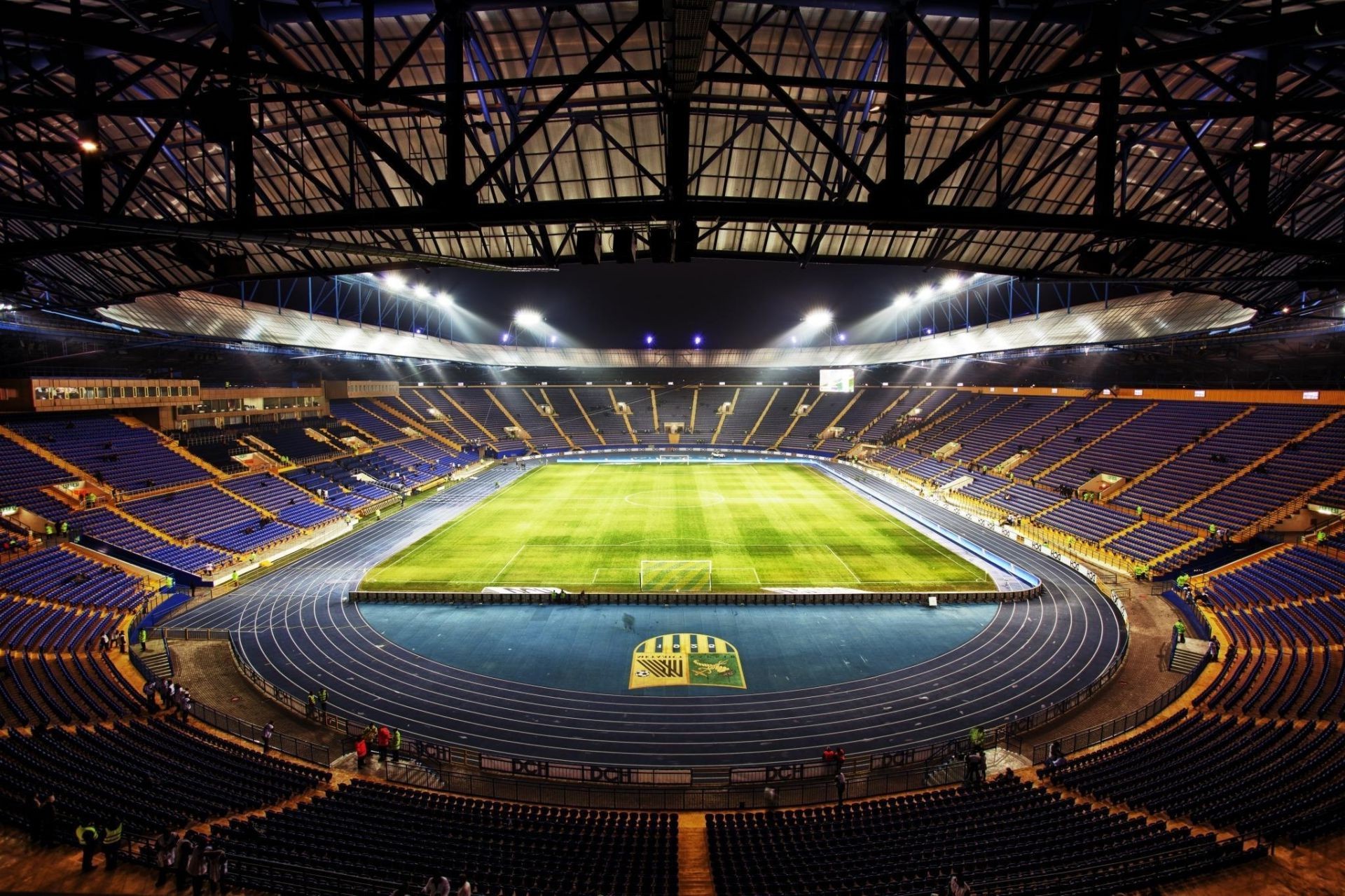 futebol estádio competição fã de esportes futebol tribuna arquibancadas luz beisebol assento linha movimento atleta bola energia roupa