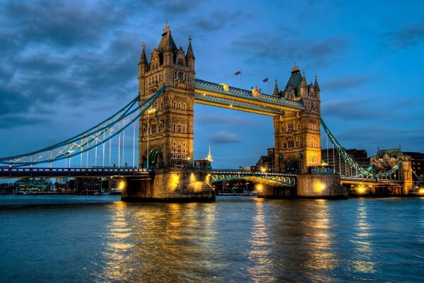 Puente sobre el río Támesis en Inglaterra