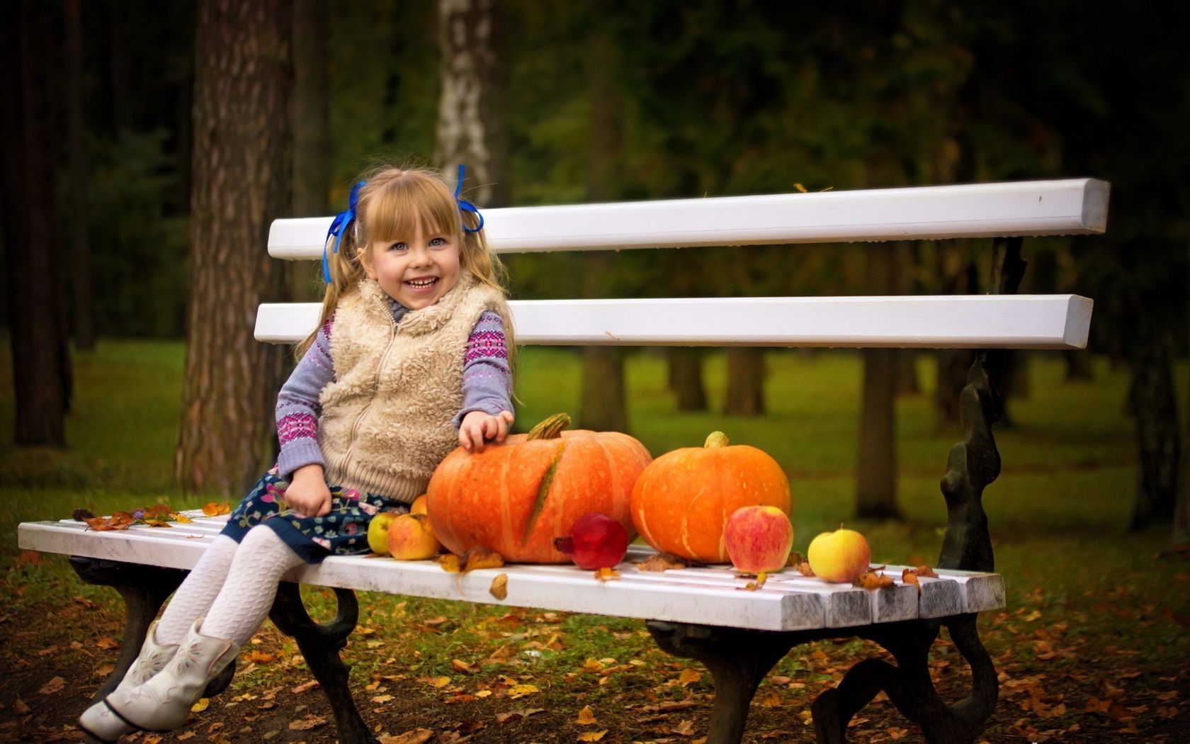 niños riendo otoño bebé al aire libre niña banco parque diversión ocio solo