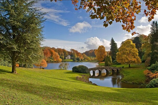 Hermoso paisaje. Otoño y el río