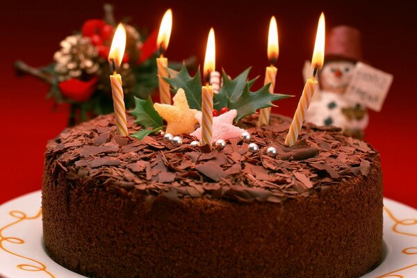 Torta al cioccolato di compleanno con cinque candele