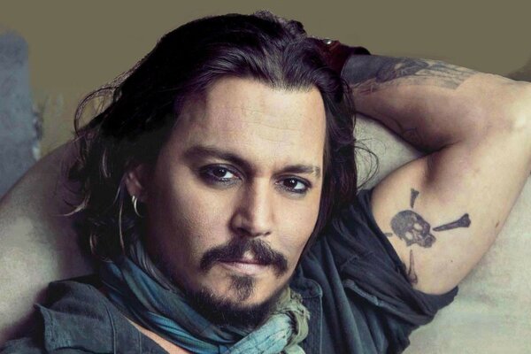 Johnny Depp con un tatuaje en el brazo