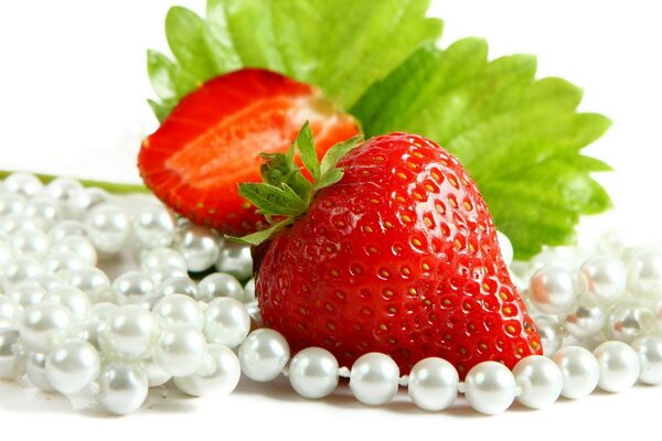 Fraise et collier de perles