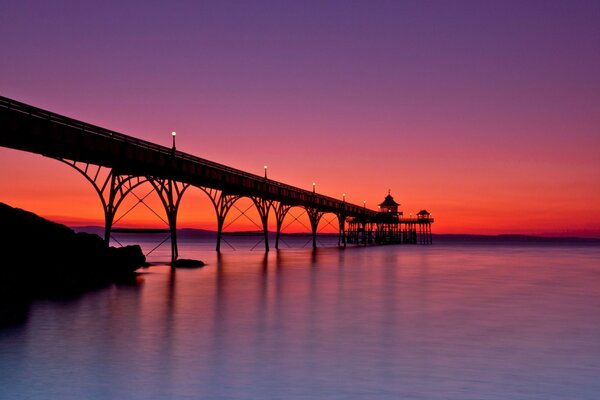 Tramonto rosa viola sulla riva del fiume