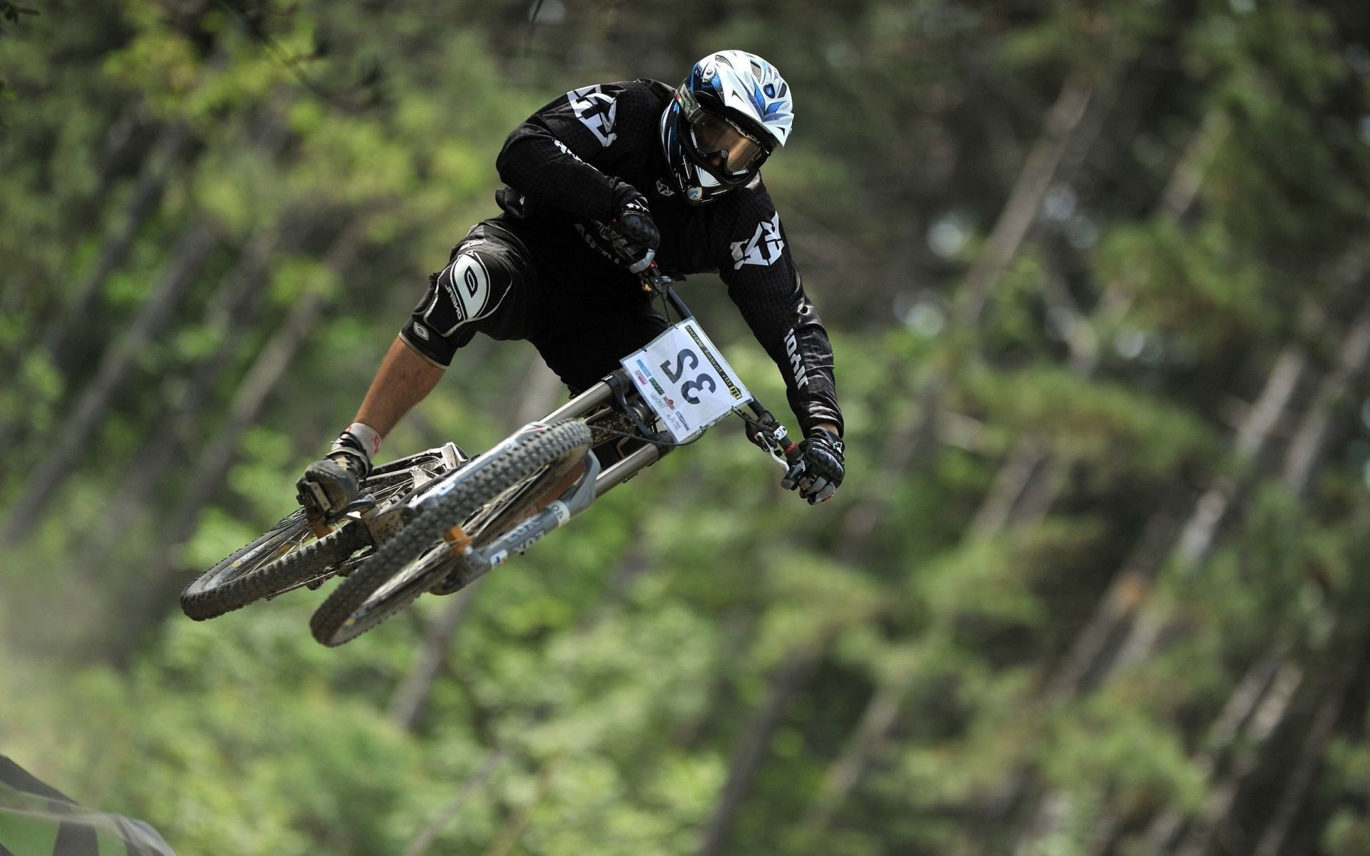 jazda na rowerze konkurs akcja wyścigi kask rowerowy koła pośpiech rekreacja sport przygoda szlak szybki ruch samochód na zewnątrz biker rowerzysta downhill