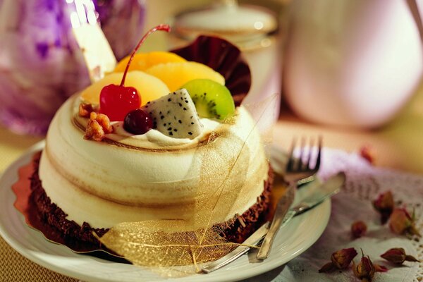 Dessert del ristorante con frutta su un piccolo piatto