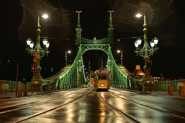 Pont de nuit à la lumière des lanternes