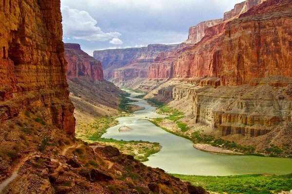 Un Fabuloso cuerpo de agua en el cañón de arenisca