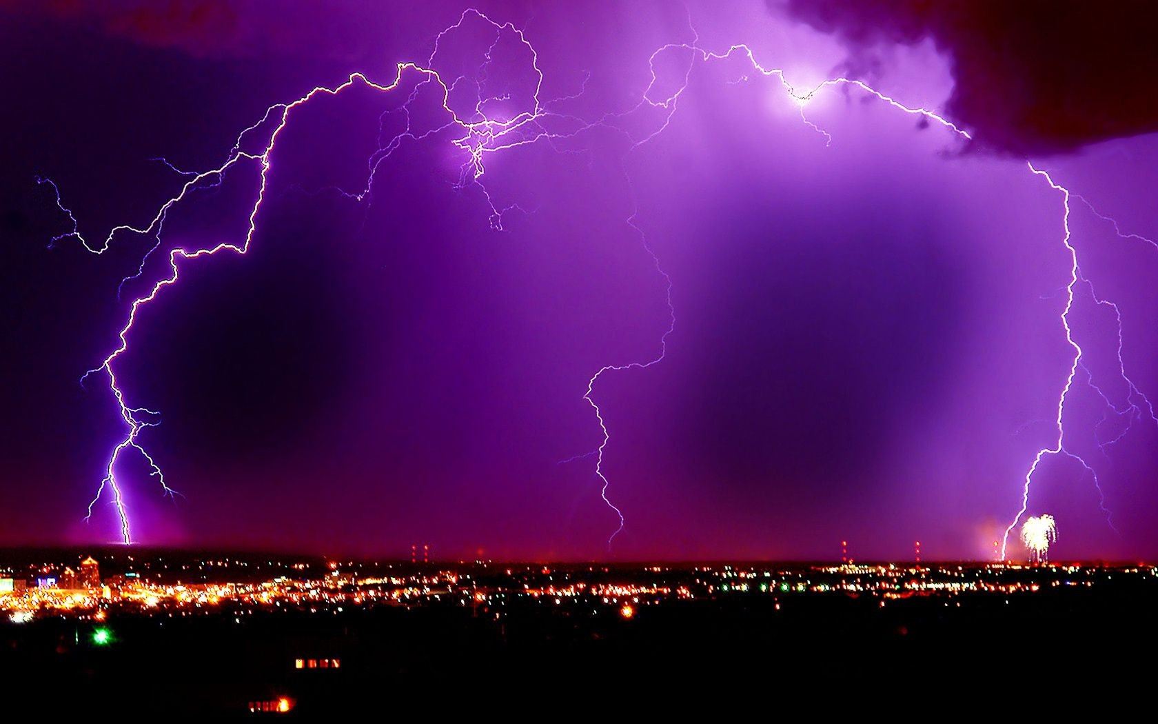 relámpago trueno thunderbolt tormenta tormenta flash golpe lluvia energía descarga desastre oscuro electricidad luz aligeramiento peligro resumen deslumbramiento cielo luminiscencia