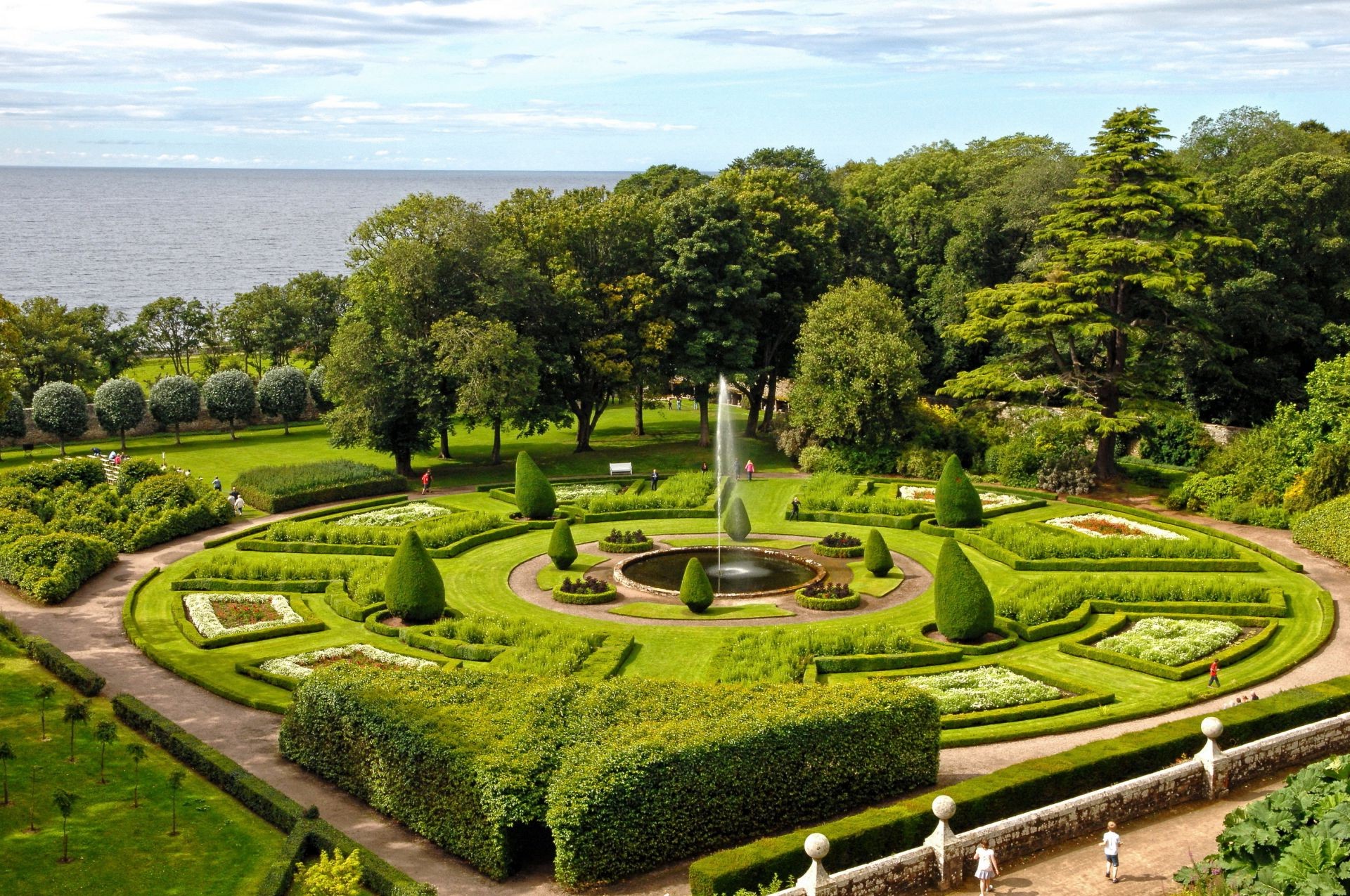 luoghi famosi giardino viaggi albero paesaggio erba scenico natura estate all aperto parco arte topiaria acqua architettura siepe spettacolo campagna casa cielo rurale