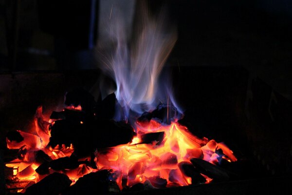 Feu de joie avec flamme bleue sur fond noir