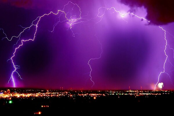 Gewitter mit Sturm ziehen über die Stadt