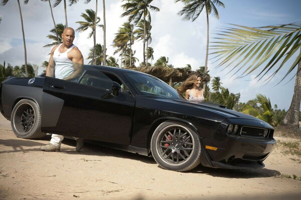 Dominique Toretto sur la voiture noire