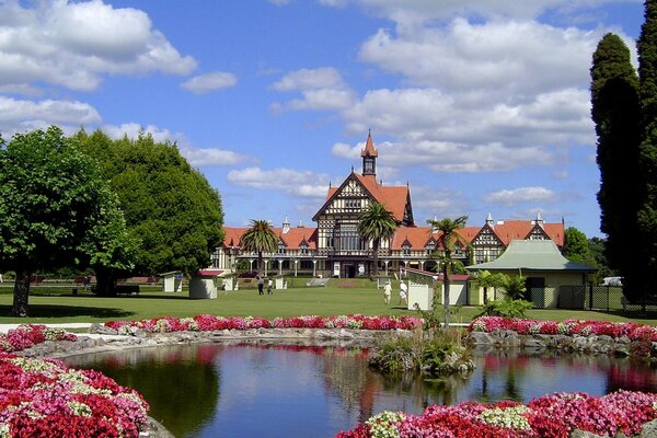 Schönes Haus neben dem Teich